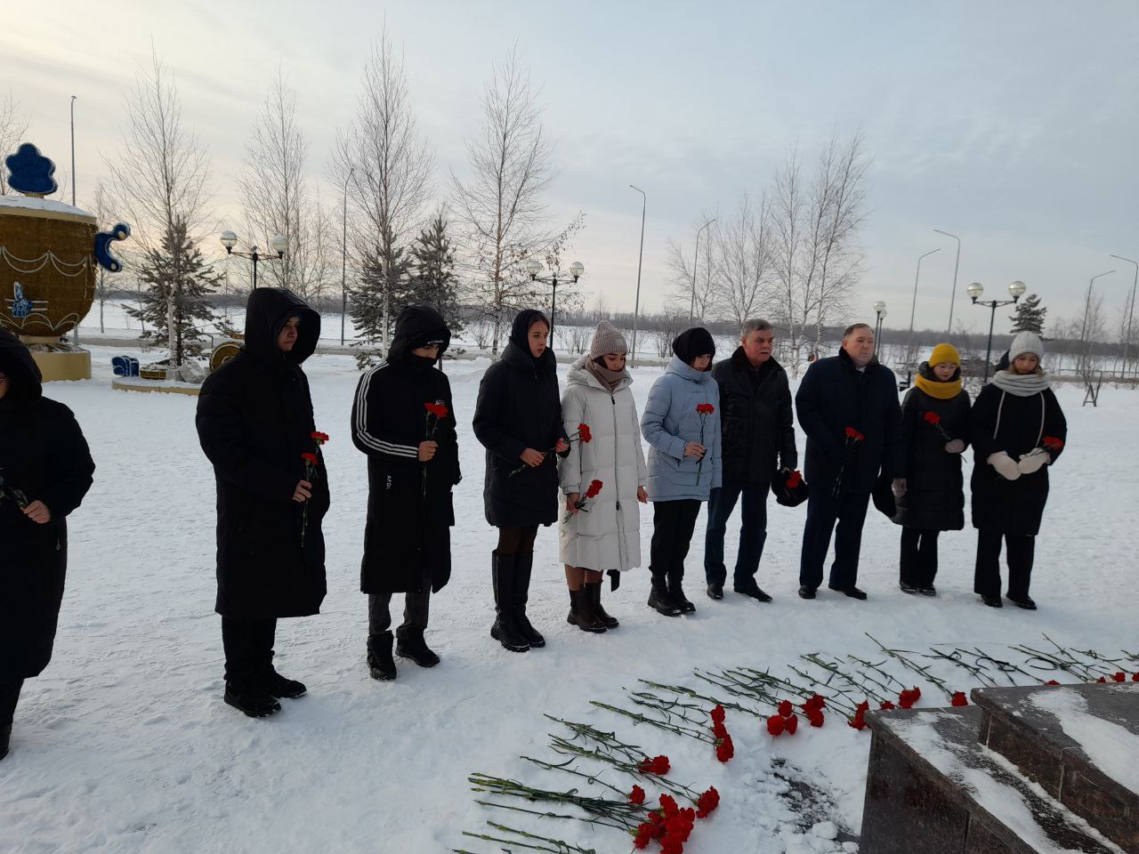 Какие страны объявили траур по погибшим. Нижневартовск 4 декабря. Нижневартовск возлагают цветы. ЧП Нижневартовска на 2022 год.