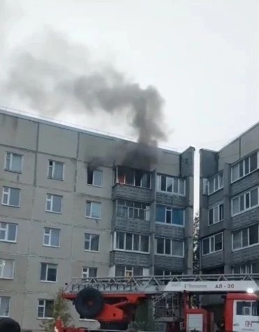 Под Нижневартовском человек чуть не сгорел в квартире, его спасли огнеборцы