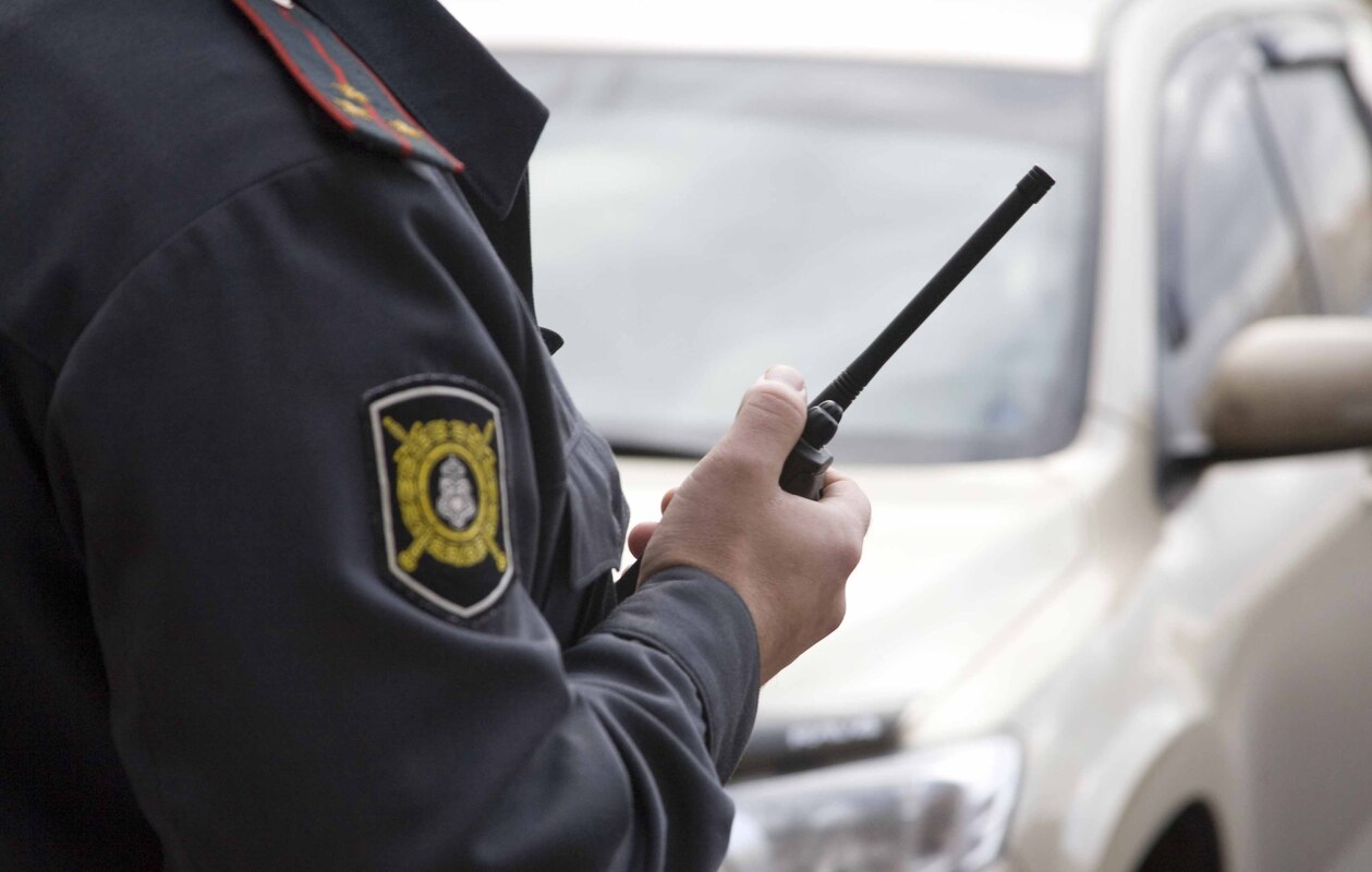 В ХМАО водитель с признаками опьянения напал на инспектора ДПС