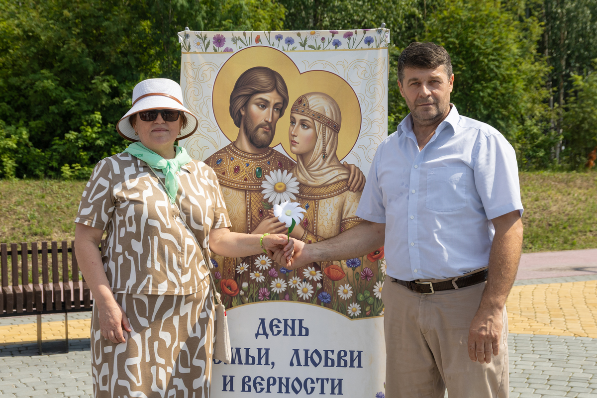 Жители Сургута вышли на массовый парад в честь Дня семьи, любви и верности