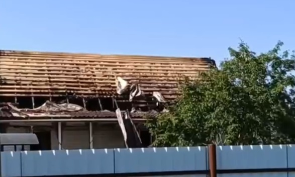 Молния ударила в дом в Белом Яре: пожар потушен, люди не пострадали