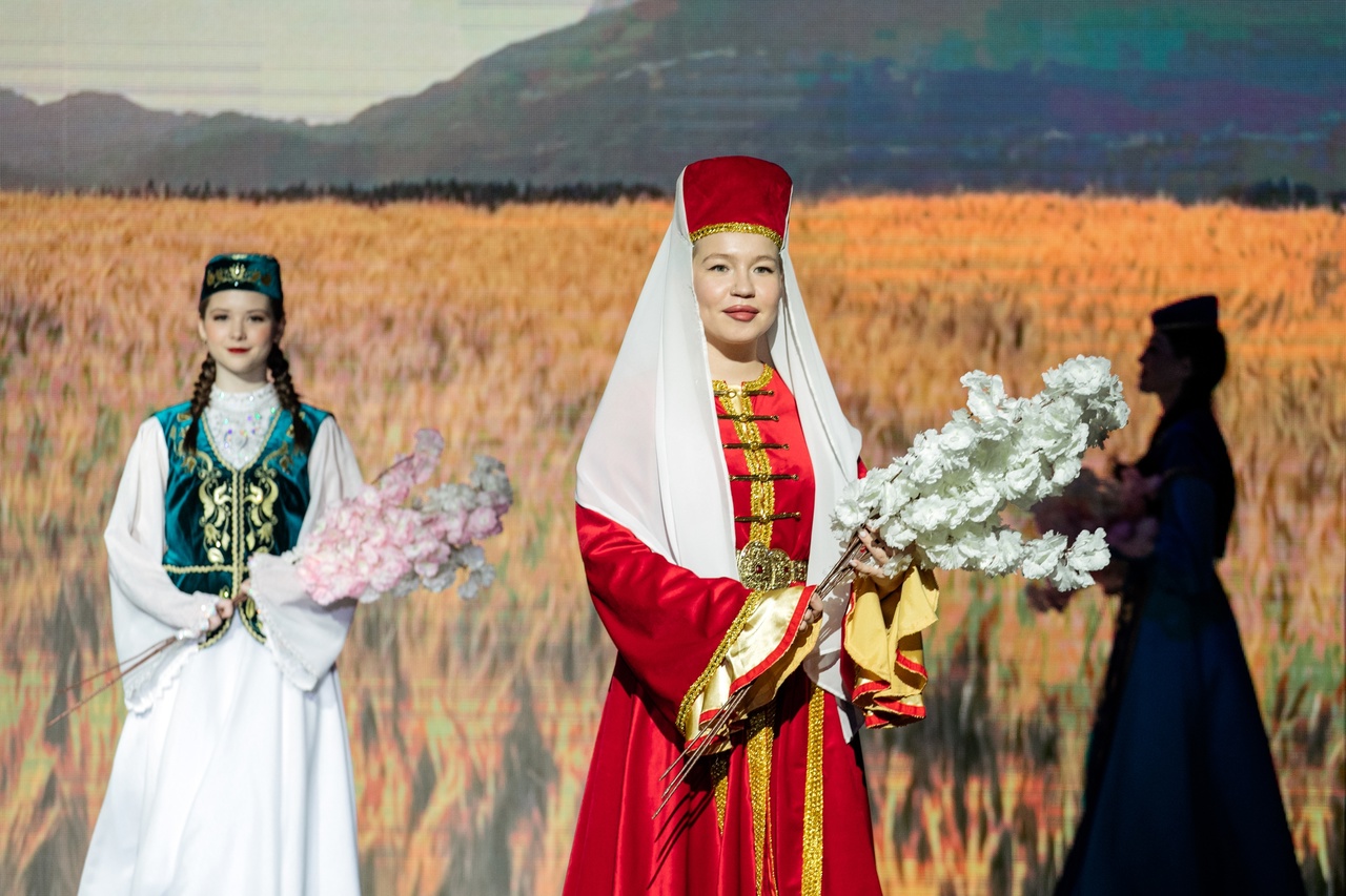 5 национальных программ. Навруз. Праздник Навруз в Татарстане. Традиции Навруза 1 класс. Восточная девушка Навруз.