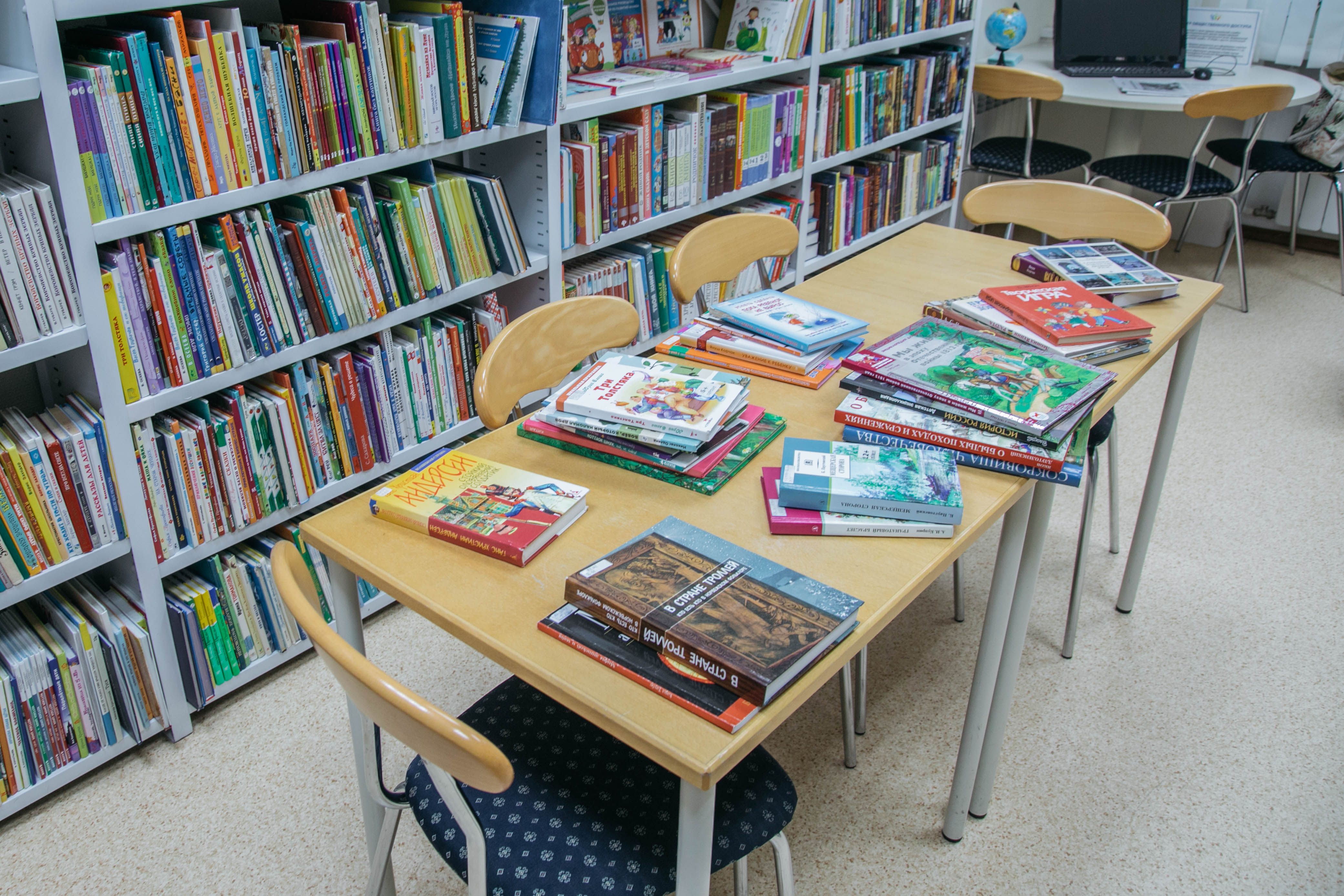 Книжные шкафы для домашней библиотеки: стильные и практичные варианты
