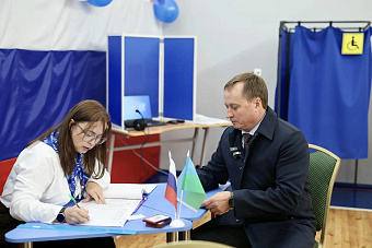 Глава Сургута сходил на выборы вместе со всей семьей