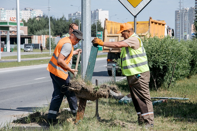 Прощайте или до свидания: в Сургуте продолжают снос заборчиков вдоль дорог