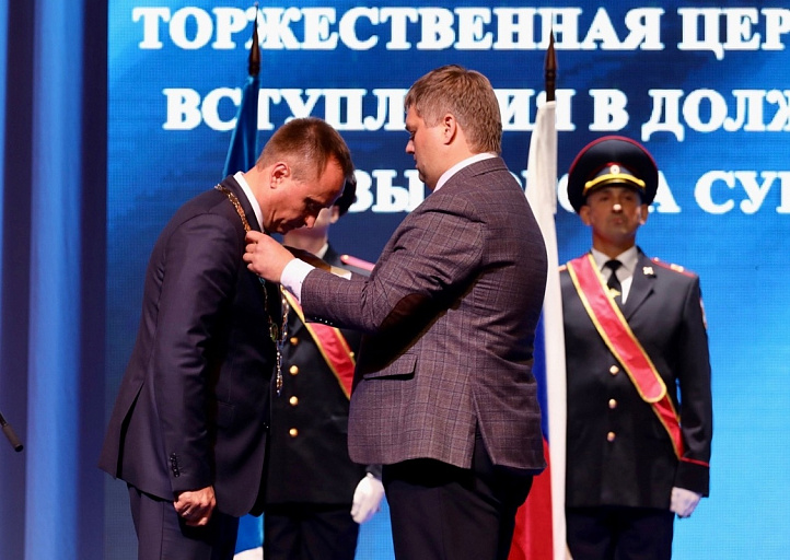Максиму Слепову вручили ключ от Сургута 