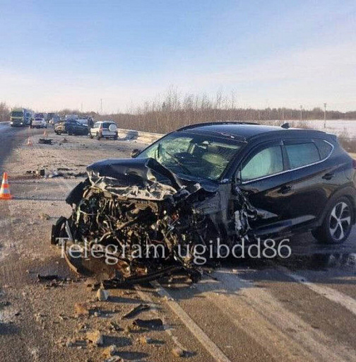 На трассе в ХМАО при столкновении трех автомобилей пострадал водитель