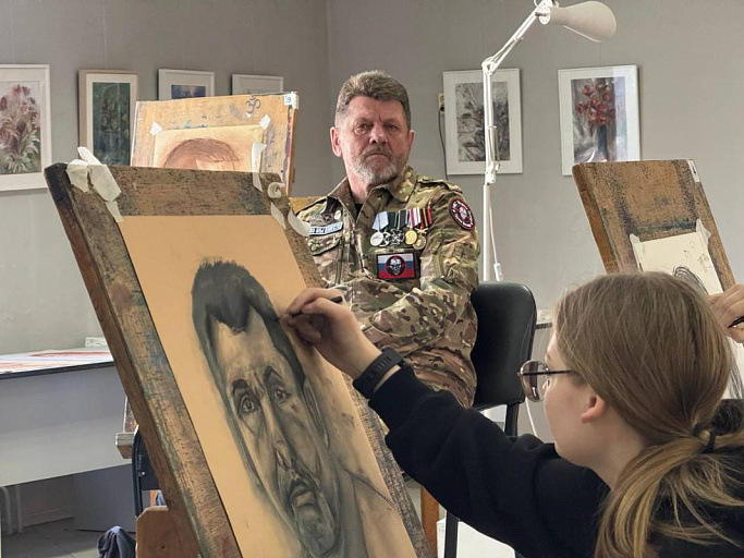 В Сургуте студенты колледжа русской культуры нарисовали с натуры ветеранов СВО