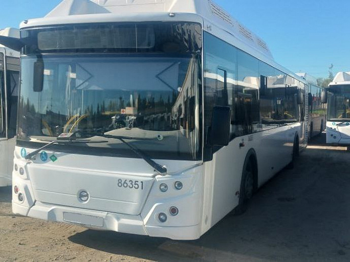 В Нижневартовске автобус врезался в легковой автомобиль