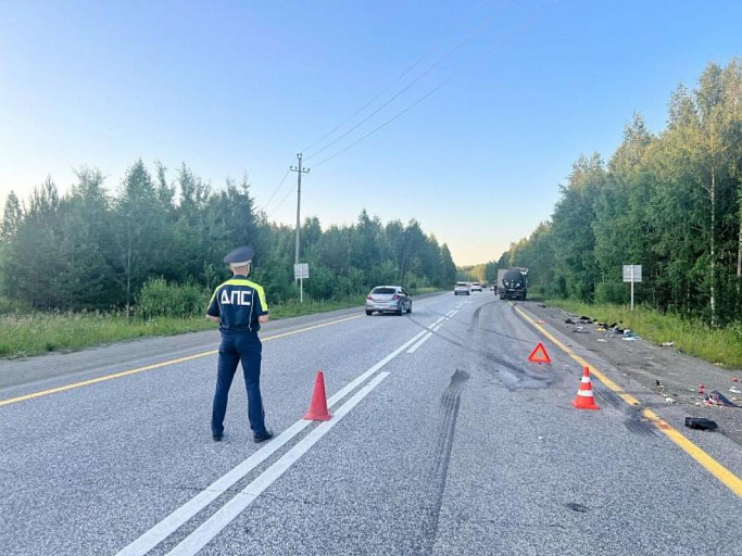 Сургутяне разбились на трассе в Свердловской области 
