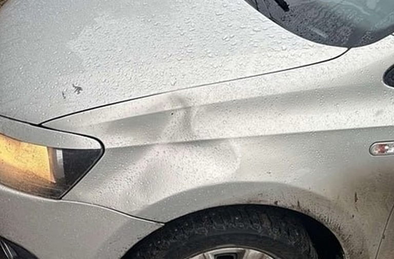 В Сургуте разыскивают вандала, который отпинал до вмятин машины на парковке