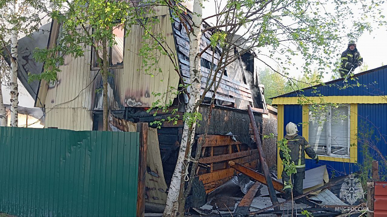 В СНТ «Горняк» под Нижневартовском крупный пожар уничтожил дома и технику