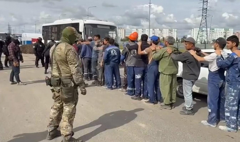 В Сургуте полиция задержала для проверки больше 100 мигрантов-строителей