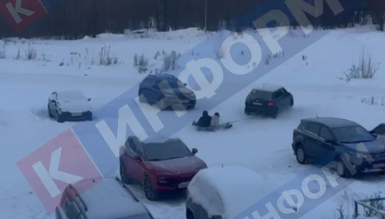 В Сургуте молодые люди прокатились на «ватрушке», привязанной к машине