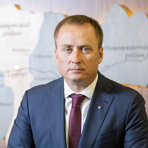 Максим Слепов поздравил сургутянок в Днем матери