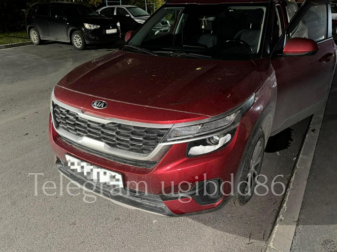 Во дворе Сургута 7-летняя девочка попала под колеса автомобиля