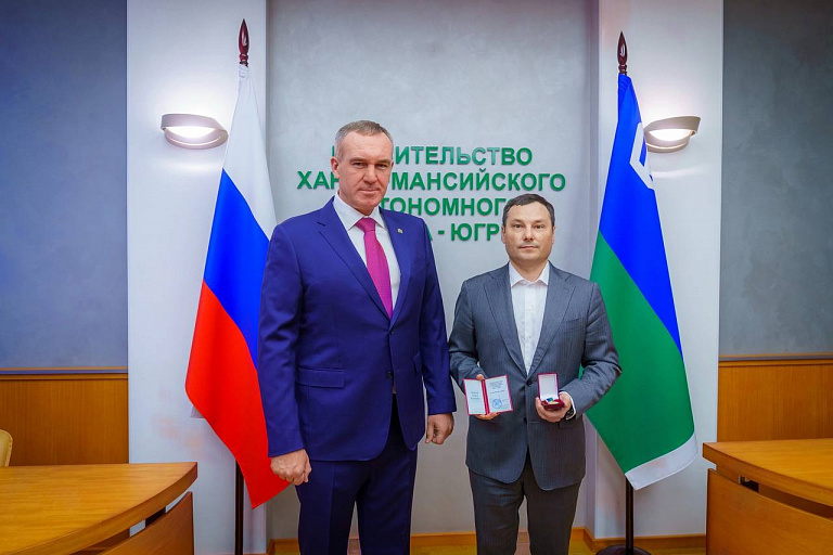 Руслан Кухарук наградил Алексея Шипилова за безупречную службу 