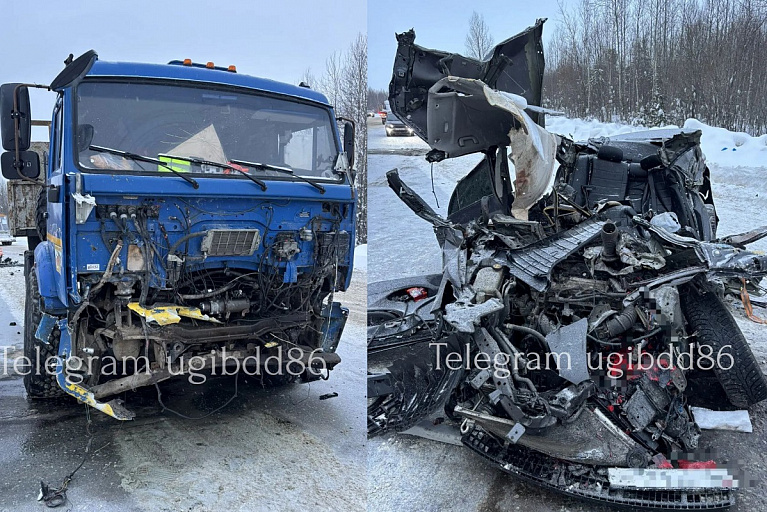 В ХМАО автомобиль угодил под грузовик, погибли трое, включая подростка