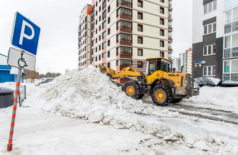 Более 150 единиц спецтехники круглосуточно чистят снег в Сургуте