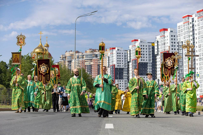 На Крестный ход в Сургуте вышли более двух тысяч человек