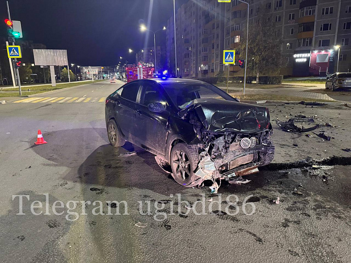 В Сургуте пьяный водитель выехал на красный свет и спровоцировал ДТП