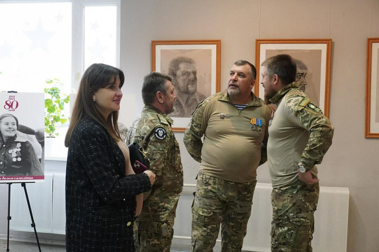 В Сургуте открылась выставка «Портреты Героев», посвященная участникам СВО