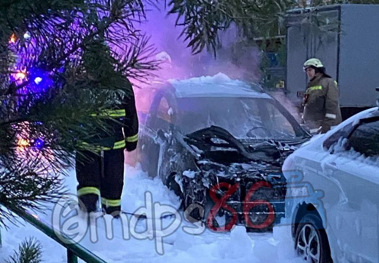 На Университетской в Сургуте сгорели два автомобиля