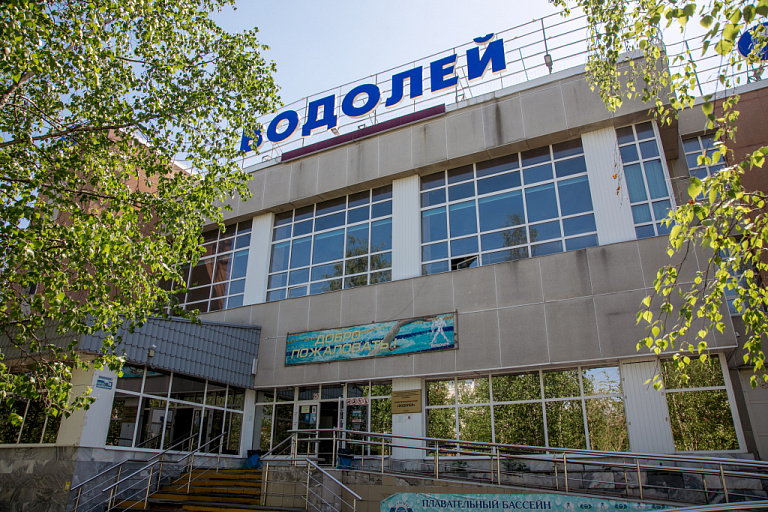 Пожилые сургутяне жалуются на опасные ступеньки в муниципальном бассейне