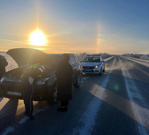 В ХМАО сотрудники ДПС помогли женщине с заглохшим на морозе авто