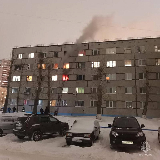 В Сургуте пожарные спасли людей, выведя их из горящего дома
