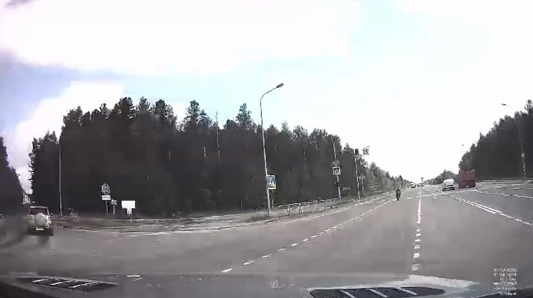 Опубликовано видео момента смертельного ДТП с байкером в Ханты-Мансийске