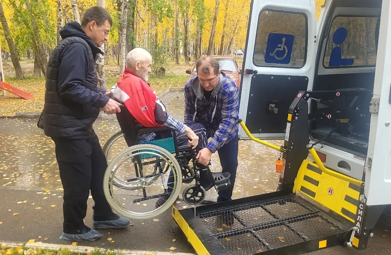 Власти Югры разрешили маломобильным детям заказывать социальное такси