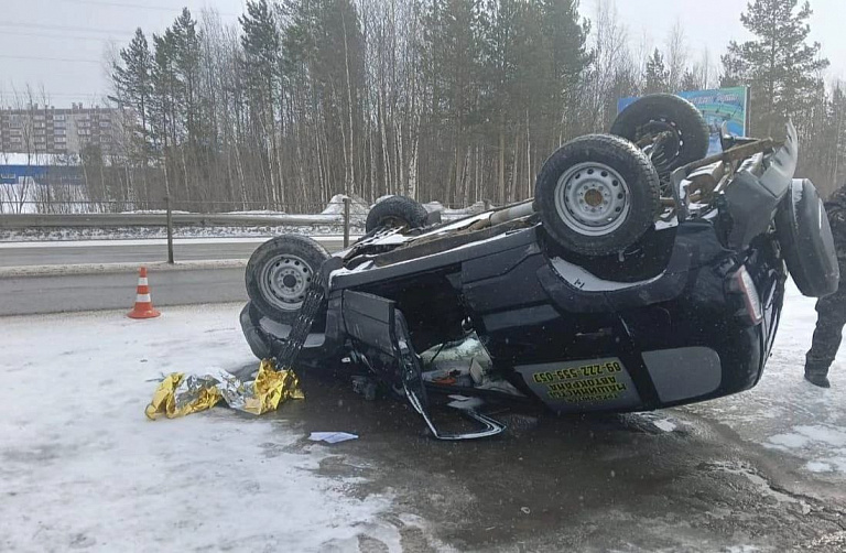 В Югре сотрудник автомойки угнал машину и разбил ее, опрокинув на крышу