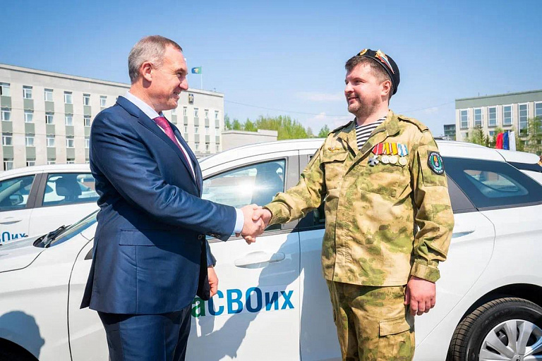 Губернатор ХМАО Руслан Кухарук вручил ветеранам боевых действий автомобили 