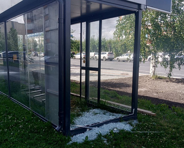 В Сургуте разгромили новую остановку на Профсоюзов 