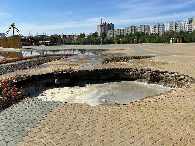 Гигантская яма образовалась на центральной площади Сургута 