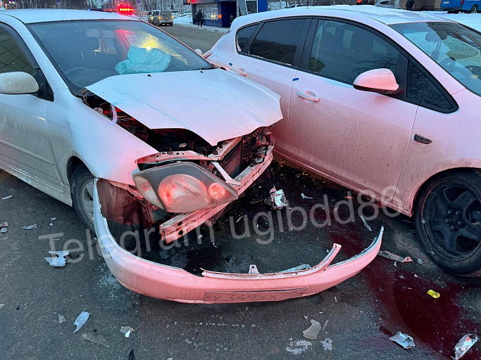 В Сургуте из-за невнимательного автоджентльмена в ДТП пострадала девушка-водитель 