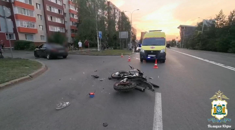 В Сургуте насмерть разбился мотоциклист, врезавшись в автомобиль