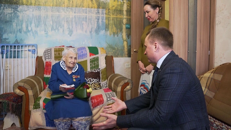 В Сургуте ветераны Великой Отечественной получили медали "80 лет Победы"