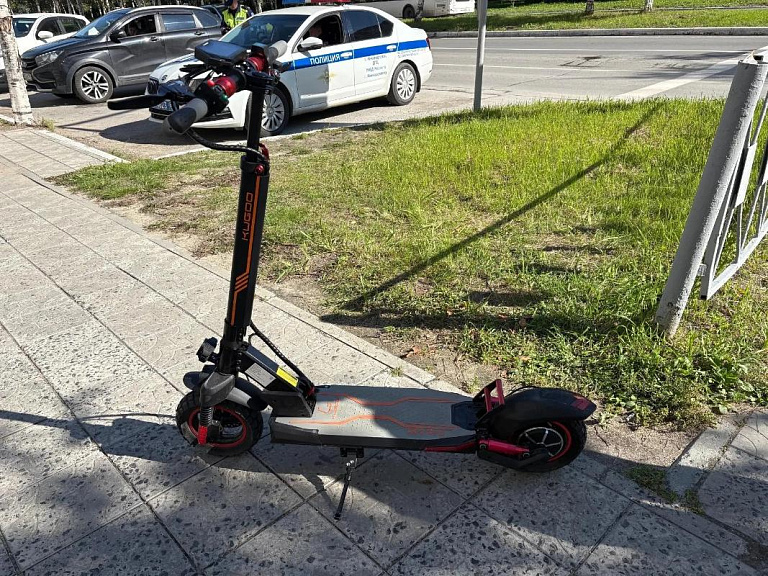 В Нижневартовске ребенок на электросамокате сбил женщину