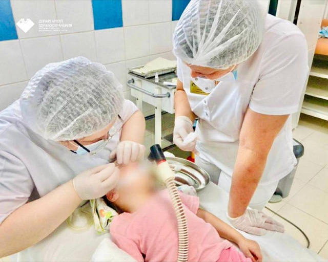 Строительный клей едва не лишил двухлетнюю девочку зрения
