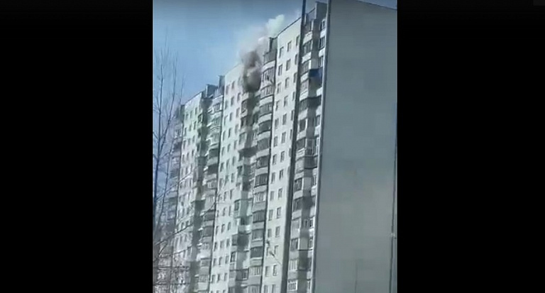 В Нижневартовске горит квартира в жилом доме