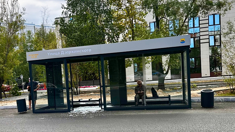 В Сургуте вандалы разбили стекло в новой теплой остановке на ул. Дзержинского