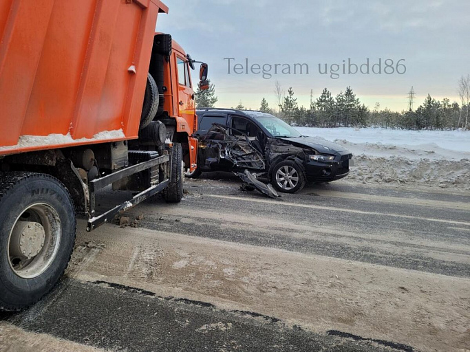 В Нижневартовске КАМАЗ протаранил легковушку: пострадала женщина с ребенком