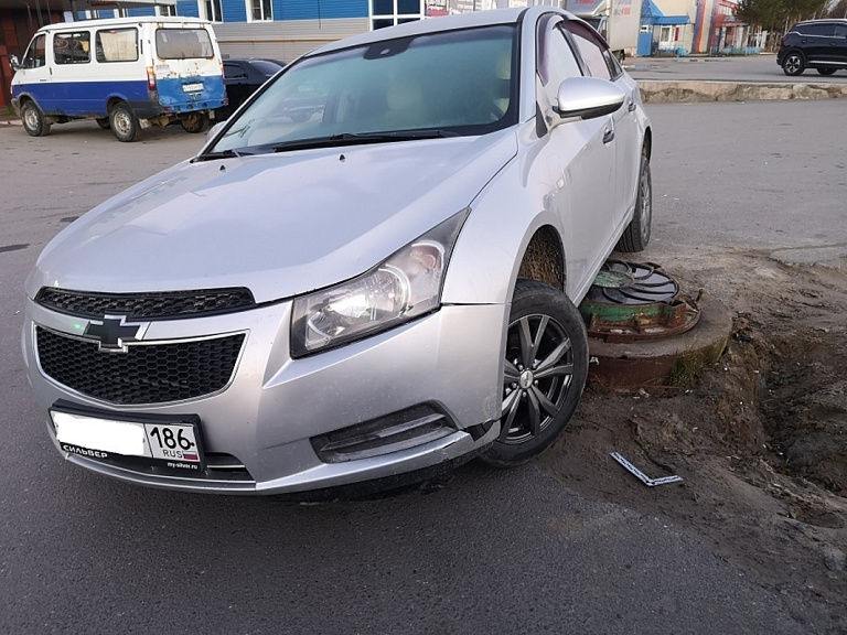 В ХМАО пяный иностранец угнал две машины из автосервиса