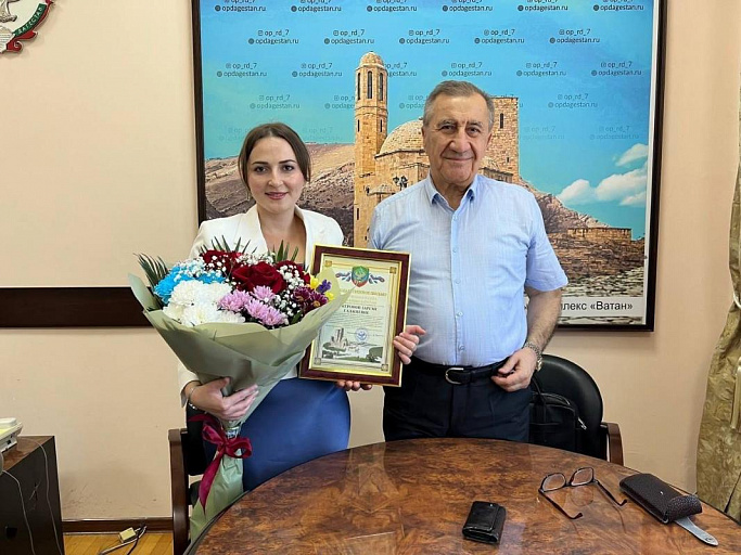 Сургутянке, спасшей сразу две жизни в самолете, вручили благодарность в Дагестане