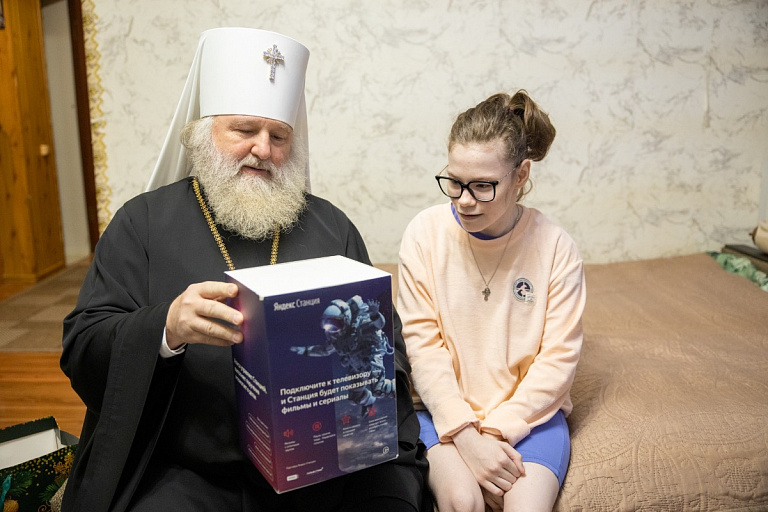Митрополит Павел исполнил новогодние желания двух детей из Югры