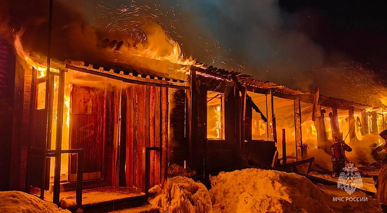 В сгоревшем дотла многоквартирном доме в Югре нашли труп