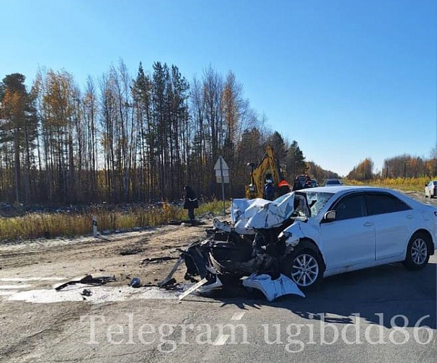 На трассе в ХМАО пострадала семья, врезавшись в экскаватор