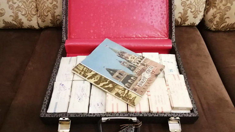 Дипломат с советскими деньгами выставлен на продажу в Нижневартовске 